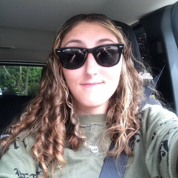 Meet your Posher, Stephanie - Picture 2 of 2